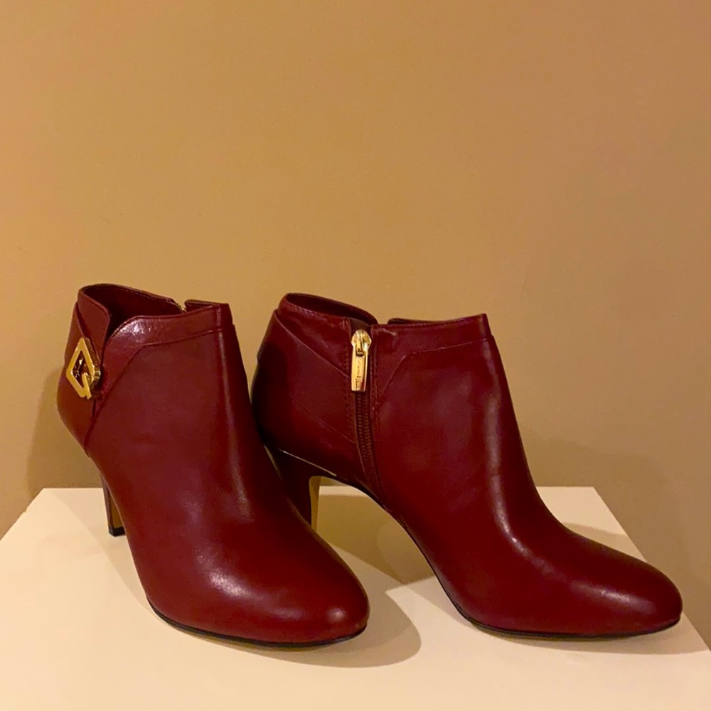 Beautiful BURGUNDY VINCE CAMUTO BOOTIES NEW SIZE 8